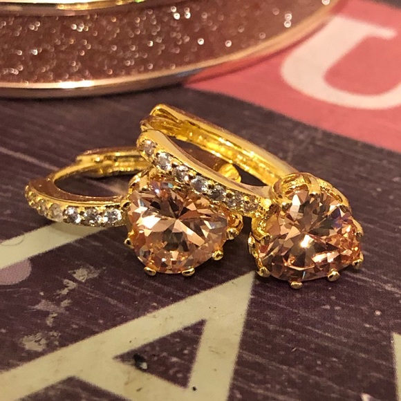 18K Heart Shaped Cubic Zirconia Champagne Hoop Ear - Picture 2 of 8